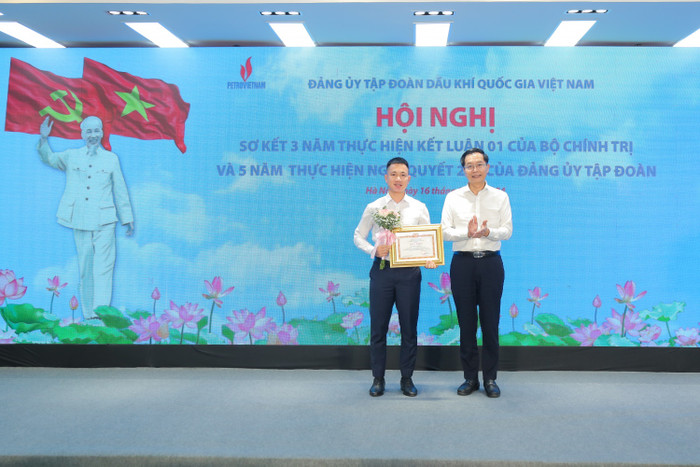 Đồng chí Trần Quang Dũng, Phó Bí thư Đảng ủy trao bằng khen cho cá nhân có thành tích xuất sắc học tập làm theo lời Bác. Anh 8-2.jpg