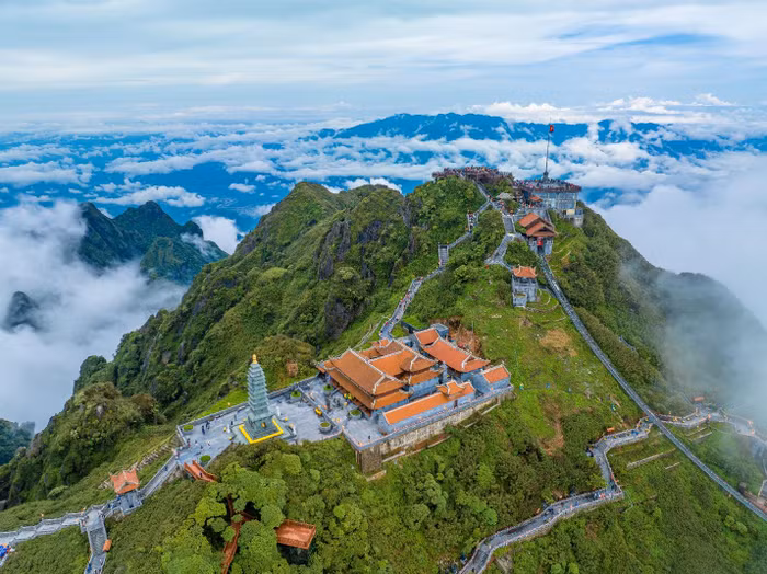 Toàn bộ đường lên đỉnh “nóc nhà Đông Dương” được trang hoàng cho Lễ Phật Đản.