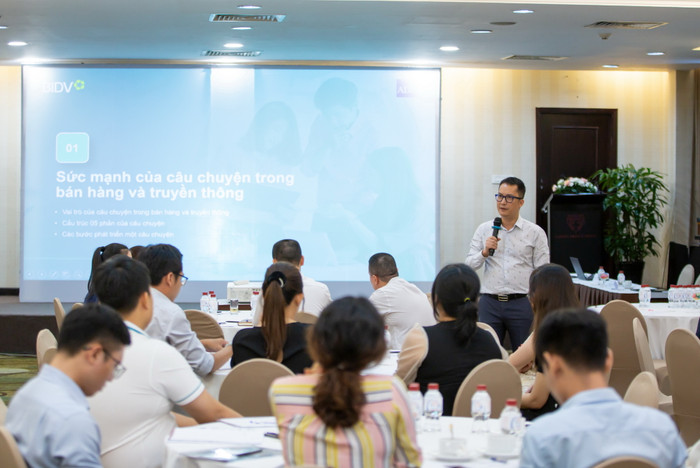Chuyên gia đào tạo Nguyễn Thanh Sơn (Chủ tịch Tập đoàn MVV) chia sẻ thông tin với các học viên. Anh 2. Hình ảnh lớp học và chuyên gia đào tạo F.jpg