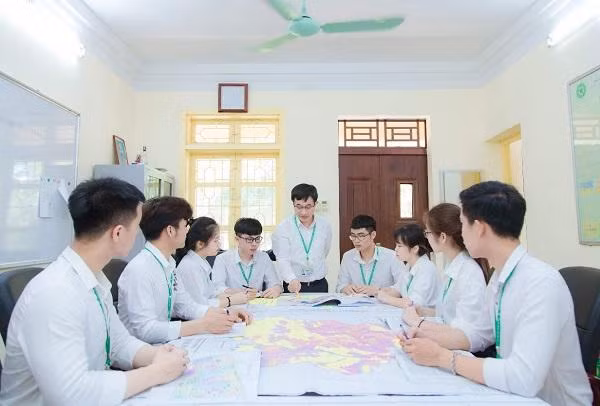 Thảo luận nhóm sinh viên nghiên cứu khoa học.