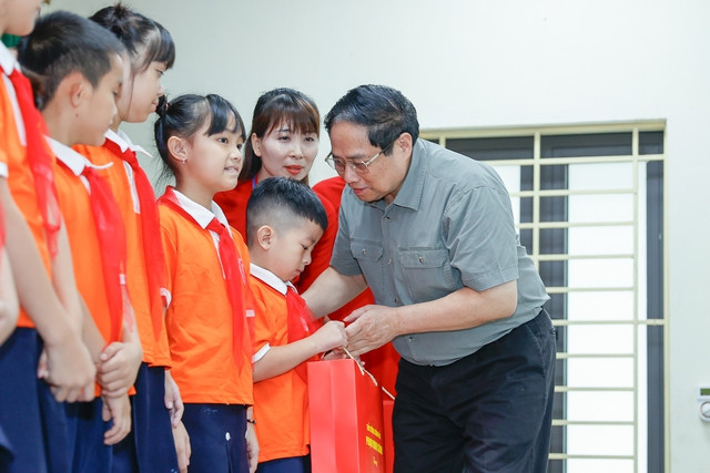 Thủ tướng tặng quà cho các cháu đang học tại Trung tâm. Ảnh: VGP/Nhật Bắc Thủ tướng tặng quà cho các cháu đang học tại Trung tâm. Ảnh: VGP/Nhật Bắc