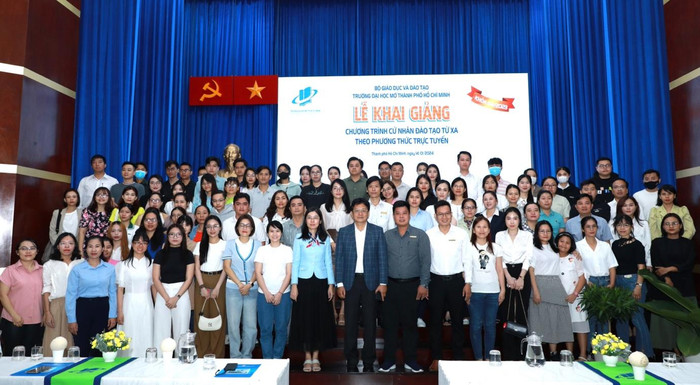 Lễ Khai giảng chương trình Cử nhân trực tuyến Khóa 4/2023 Lễ Khai giảng chương trình Cử nhân trực tuyến Khóa 4/2023