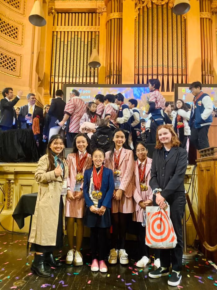 WSC là một sự kiện giáo dục quốc tế được thiết kế để kiểm tra kỹ năng và kiến thức của học sinh về nhiều chủ đề, thu hút sự tham gia của học sinh trên khắp thế giới. (Thảo Chi, nhân vật áo xanh, đứng ở vị trí thứ 3 từ trái qua. Ảnh do nhân vật cung cấp)