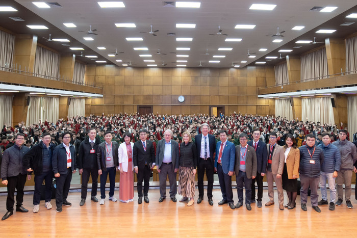 Giáo sư Martin Andrew Green (Đại học New South Wales, Úc) - Chủ nhân Giải thưởng Chính VinFuture 2023, thành viên mới của Hội đồng Giải thưởng VinFuture 2024 - trình bày trước 1.000 cán bộ giảng viên, nhà nghiên cứu và sinh viên Đại học Bách Khoa Hà Nội vào sáng ngày 20/12/2023. Anh 1 (5).jpg
