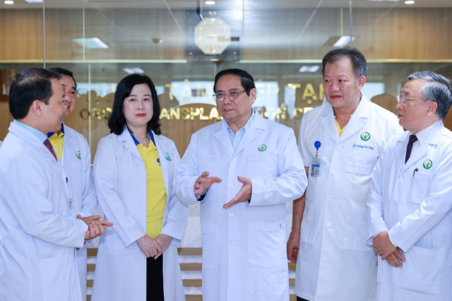 Thủ tướng trao đổi với lãnh đạo Bộ Y tế và đội ngũ bác sĩ Trung tâm Ghép tạng Bệnh viện Việt Đức. Ảnh: VGP/Nhật Bắc Thủ tướng trao đổi với lãnh đạo Bộ Y tế và đội ngũ bác sĩ Trung tâm Ghép tạng Bệnh viện Việt Đức. Ảnh: VGP/Nhật Bắc