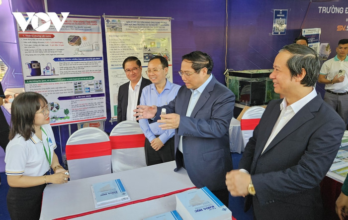 Thủ tướng Phạm Minh Chính trò chuyện với học sinh, sinh viên dự Ngày hội khởi nghiệp. Thủ tướng Phạm Minh Chính trò chuyện với học sinh, sinh viên dự Ngày hội khởi nghiệp.