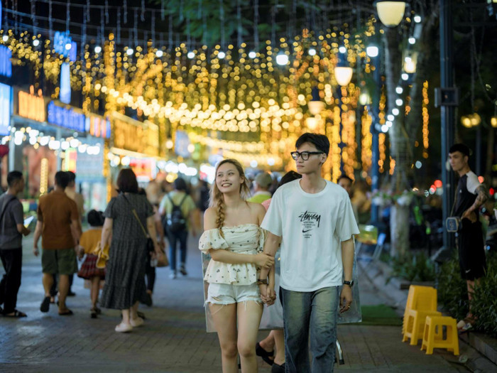 Dạo bước trên con đường rực rỡ của phố đêm lên đèn. Dạo bước trên con đường rực rỡ của phố đêm lên đèn.