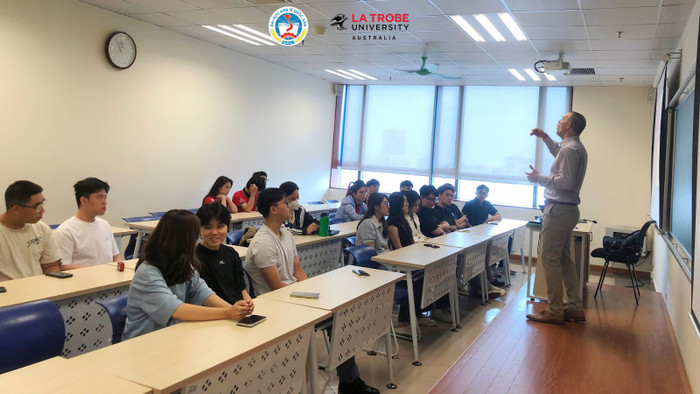 Ông Christopher Piwarski, Giám đốc khu vực Đông Á (Regional Director East Asia) của Đại học La Trobe hào hứng chia sẻ với các bạn sinh viên. Ông Christopher Piwarski, Giám đốc khu vực Đông Á (Regional Director East Asia) của Đại học La Trobe hào hứng chia sẻ với các bạn sinh viên.
