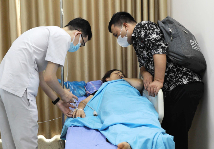 Công nhân nghi ngộ độc thực phẩm được chăm sóc sức khoẻ tại Bệnh viện Hữu nghị Lạc Việt. Ảnh: Báo Vĩnh Phúc vp.jpg