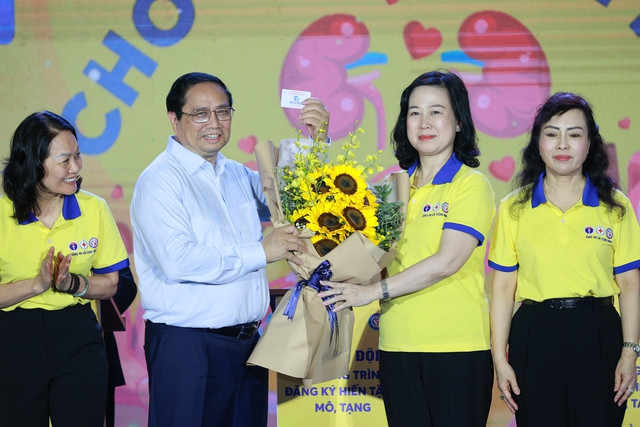Thủ tướng Phạm Minh Chính đăng ký hiến tạng, kêu gọi mọi người dân tình nguyện đăng ký hiến tạng. Ảnh: VGP/Nhật Bắc Thủ tướng Phạm Minh Chính đăng ký hiến tạng, kêu gọi mọi người dân tình nguyện đăng ký hiến tạng. Ảnh: VGP/Nhật Bắc