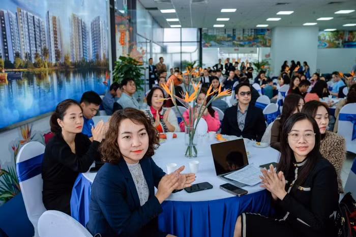 Ngay từ sáng sớm đã có hàng trăm chủ nhân căn hộ tại tổ hợp căn hộ cao cấp Le Grand Jardin tới làm thủ tục đăng ký tham dự sự kiện.