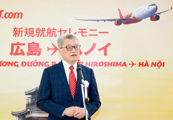 Đại diện Sân bay Hiroshima và Tổng lãnh sự quán Việt Nam tại Fukuoka chào đón đường bay mới của Vietjet. Photo 5.jpg