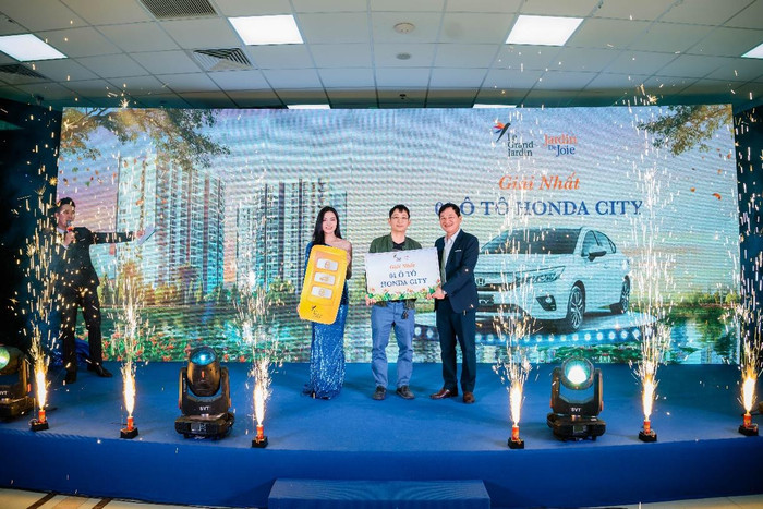 Lá thăm trúng thưởng xe ô tô Honda City phiên bản G năm 2023 đã gọi tên anh Bùi Thanh Tùng – Chủ nhân căn hộ tại tòa G4. Lá thăm trúng thưởng xe ô tô Honda City phiên bản G năm 2023 đã gọi tên anh Bùi Thanh Tùng – Chủ nhân căn hộ tại tòa G4.