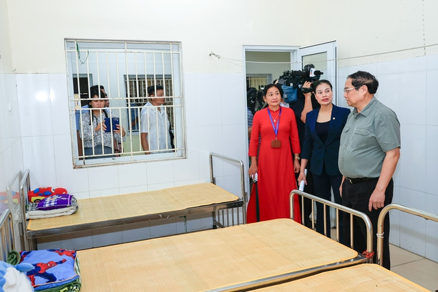 Thăm cơ sở vật chất của Trung tâm, Thủ tướng vui mừng được biết, mặc dù còn gặp nhiều khó khăn, thách thức, nhất là về cơ sở vật chất, thiết bị dạy học, nhưng các thầy cô giáo và các cháu học sinh đã rất nỗ lực, cố gắng để dạy tốt và học tốt. Ảnh: VGP/Nhật Bắc Thăm cơ sở vật chất của Trung tâm, Thủ tướng vui mừng được biết, mặc dù còn gặp nhiều khó khăn, thách thức, nhất là về cơ sở vật chất, thiết bị dạy học, nhưng các thầy cô giáo và các cháu học sinh đã rất nỗ lực, cố gắng để dạy tốt và học tốt. Ảnh: VGP/Nhật Bắc