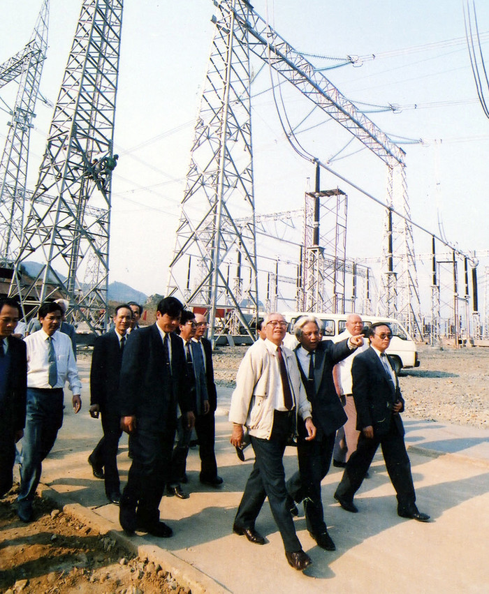 Thủ tướng Võ Văn Kiệt kiểm tra công trường xây dựng trạm biến áp 500 kV Hòa Bình tháng 3/1994. Anh2DZ500kVmach12452024.jpg