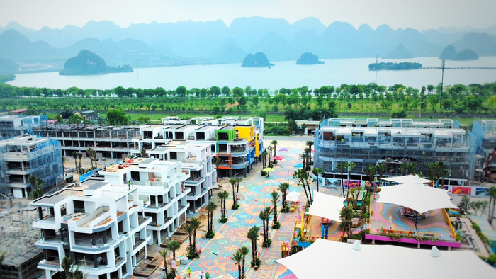 Quảng trường sắc màu kết hợp cùng cảnh quan tạo ra hiệu ứng thị giác ấn tượng. Quảng trường sắc màu kết hợp cùng cảnh quan tạo ra hiệu ứng thị giác ấn tượng.