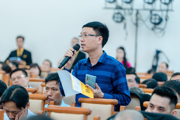 Các cổ đông thảo luận tại Đại hội đồng cổ đông thường niên 2024. Các cổ đông thảo luận tại Đại hội đồng cổ đông thường niên 2024.