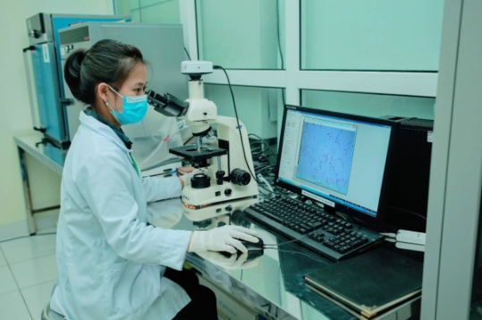 Sinh viên Thú y thực hành tại Phòng Thí nghiệm Trọng điểm Công nghệ sinh học Thú y (ISO 17025:2005). Sinh viên Thú y thực hành tại Phòng Thí nghiệm Trọng điểm Công nghệ sinh học Thú y (ISO 17025:2005).