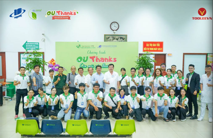 OU Green Plus - Hoạt động Trao yêu thương đến các bệnh nhân, y bác sĩ tại Viện Ung bướu và Y học hạt nhân - Bệnh viện Quân Y 175. OU Green Plus - Hoạt động Trao yêu thương đến các bệnh nhân, y bác sĩ tại Viện Ung bướu và Y học hạt nhân - Bệnh viện Quân Y 175.