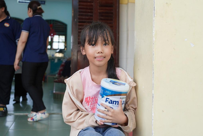 Em Đào Thu Hạnh (học sinh lớp 3 Trường Tiểu học Long Thạnh) hạnh phúc ôm lon sữa trong tay. Em Đào Thu Hạnh (học sinh lớp 3 Trường Tiểu học Long Thạnh) hạnh phúc ôm lon sữa trong tay.