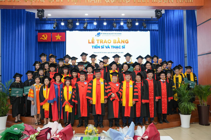 Lễ trao bằng tốt nghiệp chương trình Tiến sĩ và Thạc sĩ tại Trường Đại học Mở Thành phố Hồ Chí Minh. Lễ trao bằng tốt nghiệp chương trình Tiến sĩ và Thạc sĩ tại Trường Đại học Mở Thành phố Hồ Chí Minh.