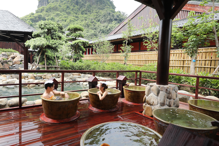 Tắm khoáng nóng là một liệu pháp “chữa lành” hữu hiệu. Tắm khoáng nóng là một liệu pháp “chữa lành” hữu hiệu.