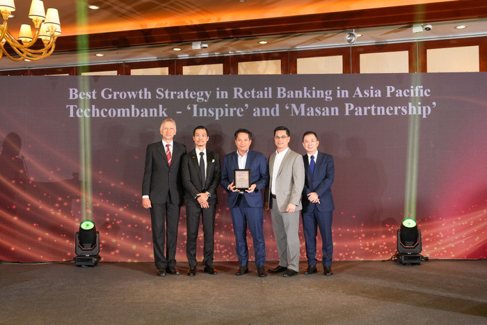 Đại diện Techcombank nhận giải từ The Asian Banker. Đại diện Techcombank nhận giải từ The Asian Banker.png
