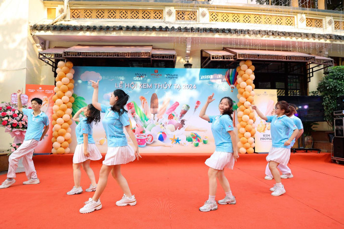 Những màn biểu diễn sôi động, đẹp mắt trong lễ hội tạo ra một không gian đã mắt, đã tai cho mọi thực khách Những màn biểu diễn sôi động, đẹp mắt trong lễ hội tạo ra một không gian đã mắt, đã tai cho mọi thực khách