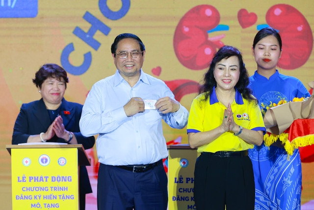 Chủ tịch Hội vận động hiến tặng mô tạng, bộ phận cơ thể người Việt Nam trao cho Thủ tướng thẻ đăng ký hiến tặng mô, tạng. Ảnh: VGP/Nhật Bắc Chủ tịch Hội vận động hiến tặng mô tạng, bộ phận cơ thể người Việt Nam trao cho Thủ tướng thẻ đăng ký hiến tặng mô, tạng. Ảnh: VGP/Nhật Bắc