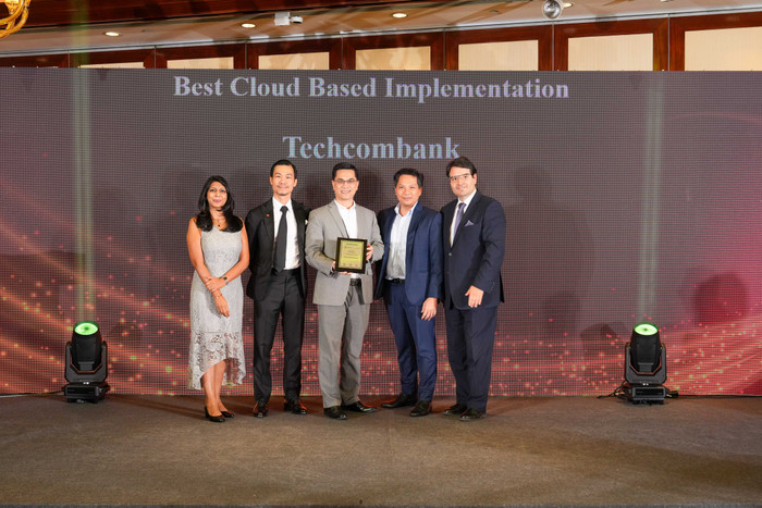 Ông Phan Thanh Sơn - Phó Tổng Giám đốc - đại diện Techcombank nhận giải từ The Asian Banker. Ông Phan Thanh Son - PTGĐ - đại diện Techcombank nhận giải từ The Asian Banker.png