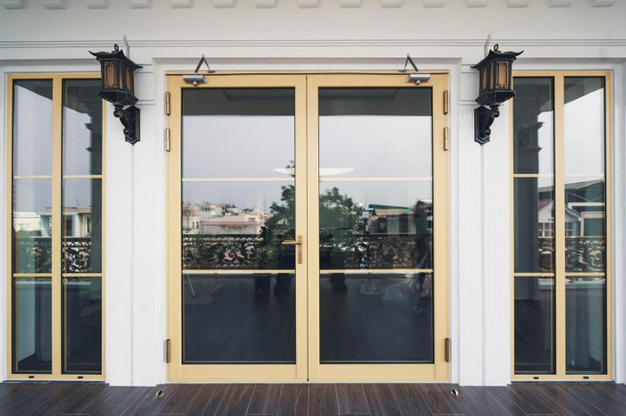 Cửa nhôm màu vàng đồng sang trọng và cá tính. Cửa nhôm màu vàng đồng sang trọng và cá tính.