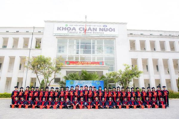 Niềm vui ngày tốt nghiệp của sinh viên ngành Chăn nuôi. Niềm vui ngày tốt nghiệp của sinh viên ngành Chăn nuôi.