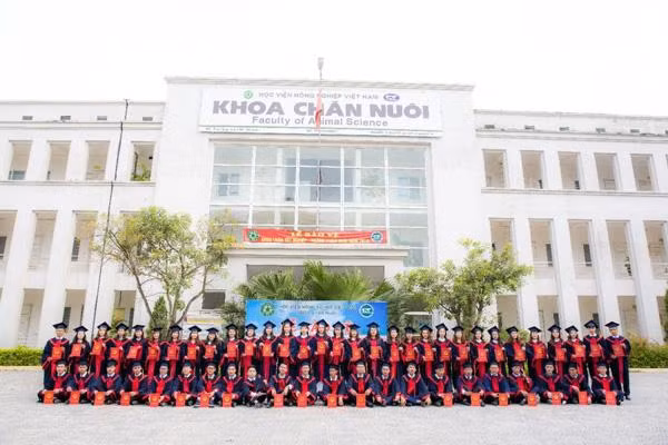 Niềm vui ngày tốt nghiệp của sinh viên ngành Chăn nuôi.