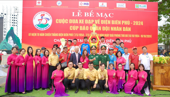 Các vận động viên đạt giải chụp ảnh lưu niệm cùng Ban tổ chức, đơn vị đồng hành Ngân hàng Thương mại Cổ phần Bắc Á và Quỹ Vì Tầm Vóc Việt - đối tác thiện nguyện của cuộc đua. Các vận động viên đạt giải chụp ảnh lưu niệm cùng Ban tổ chức, đơn vị đồng hành Ngân hàng Thương mại Cổ phần Bắc Á và Quỹ Vì Tầm Vóc Việt - đối tác thiện nguyện của cuộc đua.