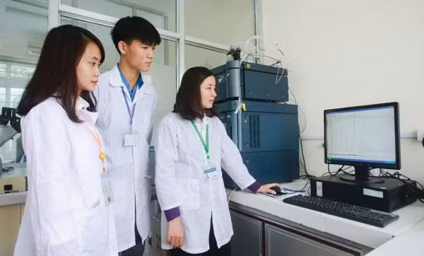 Sinh viên ngành Chăn nuôi thực hành tại Phòng Thí nghiệm Trung tâm – Khoa Chăn nuôi (ISO/IEC 17025:2017).