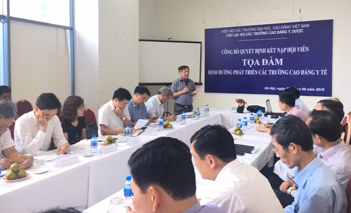 Phó Giáo sư Trần Xuân Nhĩ chủ trì buổi toạ đàm. Ảnh: Vương Thuỷ