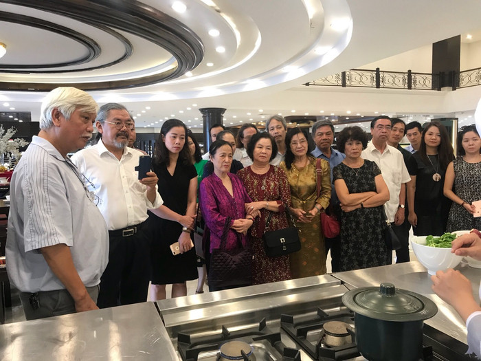 Các vị khách quý chiêm ngưỡng chiếc nồi sứ. Ảnh Hoàng Giang Các vị khách quý chiêm ngưỡng chiếc nồi sứ. Ảnh Hoàng Giang