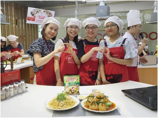 Các học viên hào hứng chụp ảnh cùng thành quả sau khi được hướng dẫn và thực hành cùng đầu bếp của Ajinomoto Việt Nam Các học viên hào hứng chụp ảnh cùng thành quả sau khi được hướng dẫn và thực hành cùng đầu bếp của Ajinomoto Việt Nam