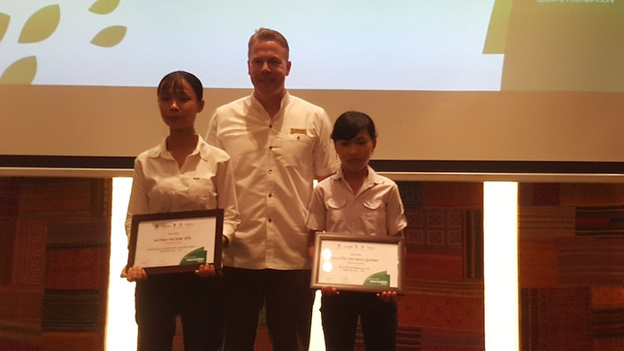 Yến (ngoài bên trái) được Laguna Lăng Cô vinh danh học trò năng động trong hoạt động cộng đồng địa phương. Ảnh: Minh Phái