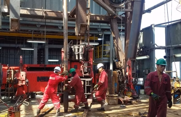 Người lao động dầu khí làm việc trên giàn khoan Mỏ Chim Sáo