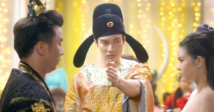 Hotboy Dũng Bino nghiêm nghị “ngăn cản” Trương Quỳnh Anh và nam chính trong MV.