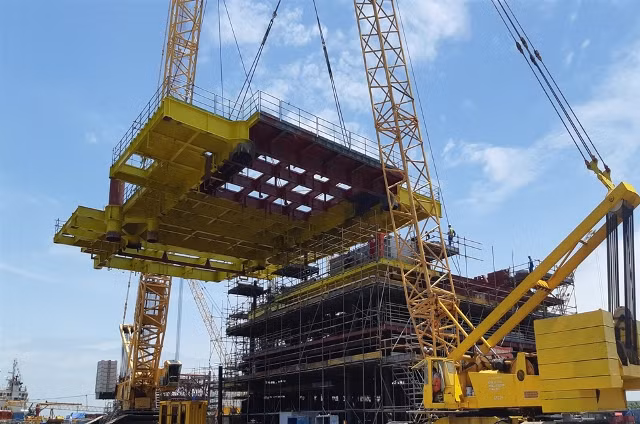 Vietsovpetro sử dụng 2 cẩu để nâng sàn Upper deck giàn CTC1.