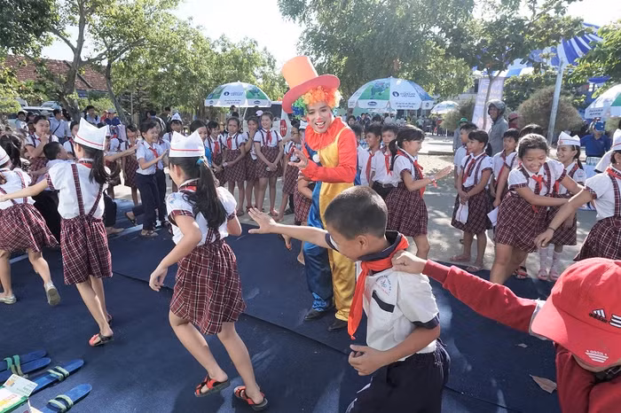 Khoảnh khắc vui tươi của các em khi chơi trò chơi cùng chú hề.