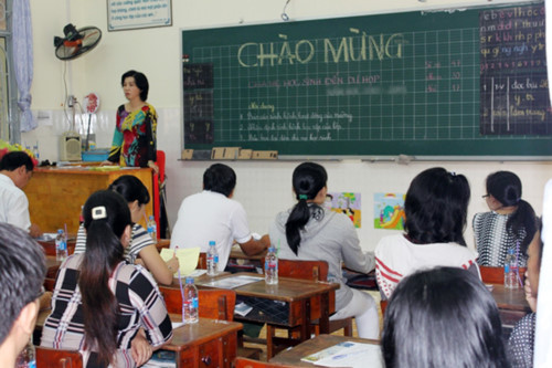 Các giáo viên thường là người trực tiếp thu các khoản tiền học. Ảnh minh họa: Giaoducthoidai.vn Các giáo viên thường là người trực tiếp thu các khoản tiền học. Ảnh minh họa: Giaoducthoidai.vn