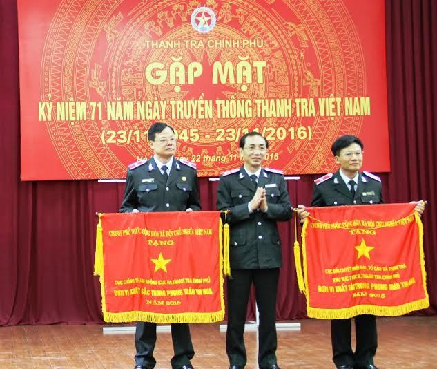 Phó Tổng Thanh tra Đặng Công Huẩn tặng Cờ Thi đua của Chính phủ cho Cục Giải quyết khiếu nại, tố cáo và Thanh tra khu vực 2 và Cục Chống tham nhũng. (Ảnh: HH/ Thanhtra.com.vn) Phó Tổng Thanh tra Đặng Công Huẩn tặng Cờ Thi đua của Chính phủ cho Cục Giải quyết khiếu nại, tố cáo và Thanh tra khu vực 2 và Cục Chống tham nhũng. (Ảnh: HH/ Thanhtra.com.vn)