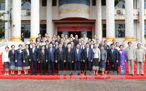 Tổng Bí thư Nguyễn Phú Trọng và Tổng Bí thư, Chủ tịch nước Lào Bounhang Volachith chụp ảnh chung với cán bộ, giảng viên, sinh viên Trường Đại học Quốc gia Lào. Ảnh : Trí Dũng/TTXVN