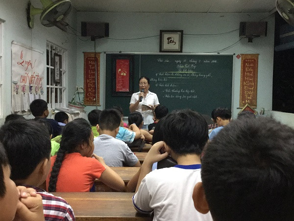 Mở lớp học Nhân cách sống, cô Sương mong muốn sẽ giúp học sinh tự hoàn thiện bản thân ở lứa tuổi cần khắc sâu theo chủ đề: Hiếu đạo và Học ăn, học nói, học gói, học mở. (Ảnh: Vân Anh)