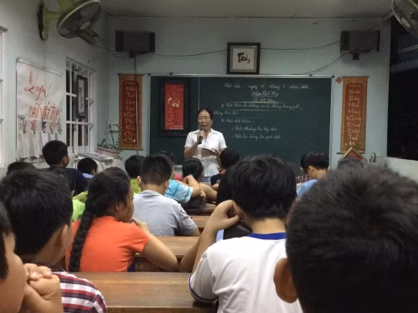 Mở lớp học Nhân cách sống, cô Sương mong muốn sẽ giúp học sinh tự hoàn thiện bản thân ở lứa tuổi cần khắc sâu theo chủ đề: Hiếu đạo và Học ăn, học nói, học gói, học mở. (Ảnh: Vân Anh)