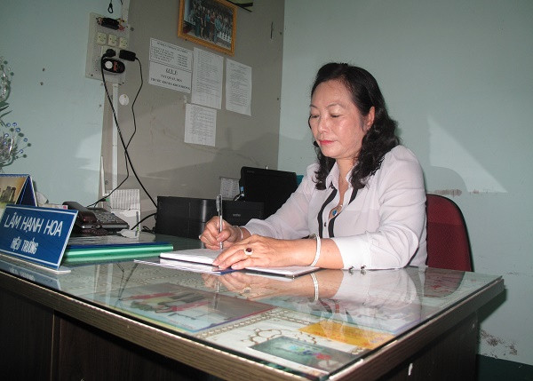 Cả đời cống hiến cho sự nghiệp giáo dục, Cô Hoa tâm sự “Đã gần tuổi nghĩ hưu nhưng công việc là thói quen cô không thể thiếu hằng ngày”. Ảnh: Nhật Minh. Cả đời cống hiến cho sự nghiệp giáo dục, Cô Hoa tâm sự “Đã gần tuổi nghĩ hưu nhưng công việc là thói quen cô không thể thiếu hằng ngày”. Ảnh: Nhật Minh.