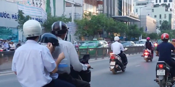 Hai em học sinh ăn vội cơm hộp trên đường (Ảnh từ clip, nguồn: Vietnamnet.vn) Hai em học sinh ăn vội cơm hộp trên đường (Ảnh từ clip, nguồn: Vietnamnet.vn)